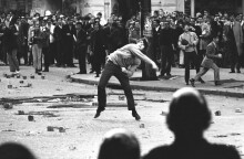 Σαν σήμερα: Ο γαλλικός Μάης του 1968 - Η «Νύχτα των Οδοφραγμάτων» - Μεγάλες διαδηλώσεις και συγκρούσεις με την αστυνομία στο Παρίσι.