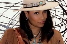 Όχι, η Σίρα Σέβεν δεν είναι ο θηλυκός Άντριου Τέιτ - είναι κάτι χειρότερο