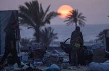 Κάτοικοι της Ράφα απομακρύνονται κουβαλώντας τα πράγματά τους - Ένα μικρό παιδί σηκώνει το καλαθάκι για το μωρό της οικογένειας