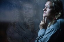 Γυναίκα που αντικατοπτρίζεται η σκιά της στο τζάμι