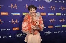 Το Nemo με το τρόπαιο της Eurovision 2024 μετά τη μεγάλη νίκη για την Ελβετία