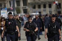 Αστυνομικοί με όπλα στους δρόμους του Παρισιού