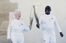 Η Colette Cataldo, η γηραιότερη οπαδός της Μαρσέιγ, λαμπαδηδρόμος της ολυμπιακής φλόγας στα 83 της