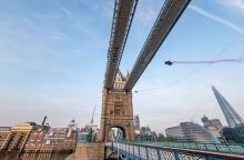 Γέφυρα του Λονδίνου: Αλεξιπτωτιστές την πέρασαν για πρώτη φορά