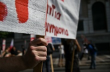 Χέρι κρατά πανό