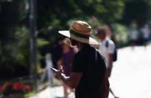 Άτομο με καπέλο προστατεύεται από τις υψηλές θερμοκρασίες