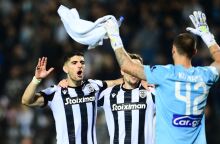 Παίκτες του ΠΑΟΚ πανηγυρίζουν τη νίκη του Ολυμπιακού