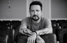 Frank Turner: Το νέο του άλμπουμ «Undefeated» κυκλοφορεί από την Xtra Mile Recordings