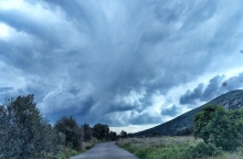 Καιρός σήμερα: Συννεφιά και τοπικές βροχές την Τρίτη