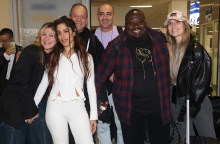 Η Μαρίνα Σάττι, ο Ζερόμ Καλούτα, ο Θανάσης Αλευράς, ο Φωκάς Ευαγγελινός και οι χορευτές της ελληνικής αποστολής στην Eurovision 2024 κατά την επιστροφή τους στο αεροδρόμιο «Ελευθέριος Βενιζέλος»