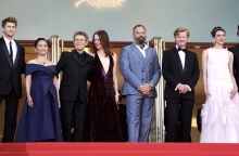 Ο Γιώργος Λάνθιμος και οι πρωταγωνιστές του στην πρεμιέρα της νέας τους ταινίας στις Κάννες