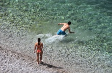 Άτομα σε παραλία ετοιμάζονται για βουτιά στη θάλασσα