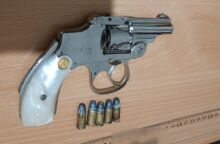 Κολωνός: Συνελήφθη 17χρονος με γεμάτο περίστροφο - Συνελήφθη και ο πατέρας του για παραμέληση εποπτείας ανηλίκου.