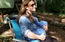 Μήνυσε μουσείο που της απαγόρευσε να θηλάσει 