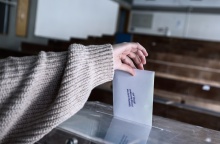 Φοιτήτρια με το ψηφοδέλτιο στο χέρι