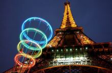Οι Ολυμπιακοί Κύκλοι ως neon φώτα κάτω από τον Πύργο του Άιφελ