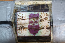 Αντικείμενο που κατάσχεσαν οι αρχές κατά τις έρευνες για την εξάρθρωση διεθνούς σπείρας διακίνησης ναρκωτικών στον Πειραιά