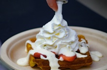 Σαντιγί πάνω σε βάφλα με φράουλες