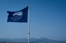 Η Γαλάζια Σημαία κυματίζει στον ιστό παραλίας