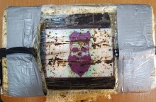 Συσκευασία με κοκαΐνη που βρέθηκε σε κοντέινερ με γαρίδες στον Πειραιά