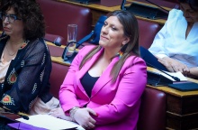 Η Ζωή Κωνσταντοπούλου χαμογελαστή στα έδρανα της Βουλής