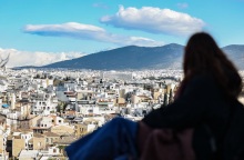 Αγορά κατοικίας: Προς νέες παρεμβάσεις για τα Airbnb προσανατολίζεται η κυβέρνηση - Χιλιάδες οικογένειες αναζητούν κατοικία σε προσιτή τιμή.