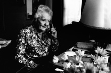 Η Λουίζ Βάις στο γραφείο της μιλάει στο τηλέφωνο