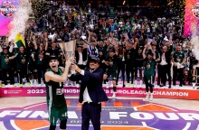 Πανηγυρισμοί με την κούπα μετά τη νίκη του Παναθηναϊκού στην Euroleague