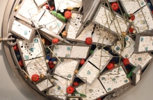 Όταν η τέχνη εμπνέεται από την ιστορία: Μια πολυδιάστατη εικαστική έκθεση με ετερόκλητα υλικά στον Άλιμο