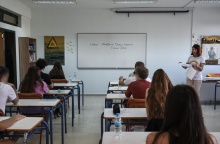 Υποψήφιοι των πανελληνίων εξετάσεων σε σχολείο έτοιμοι να γράψουν στα τετράδιά τους