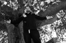 Anser: Συνέντευξη με τον ράπερ από τη Σπάρτη για τα νέα τραγούδια του, τη μουσική και τη ζωή του.