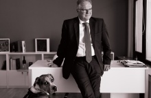 Ο Γιώργος Μουρούτης με τον Έλβις στο γραφείο του εκδότη και υποψήφιου Ευρωβουλευτή της Νέας Δημοκρατίας στο κέντρο της Αθήνας