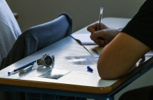 Μαθητής στο θρανίο του την ώρα των Πανελληνίων Εξετάσεων 