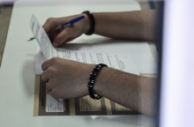 Υποψήφιος των Πανελληνίων Εξετάσεων κρατά στα χέρια του τα θέματα για τα Νέα Ελληνικά στα ΕΠΑΛ