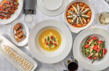 Τα εστιατόρια που αποθεώνουν την ελληνική κουζίνα