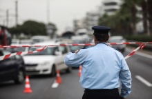 Τροχονόμος με κορδέλα της αστυνομίας έχει αποκλείσει σημείο και ρυθμίζει την κυκλοφορία