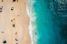 Παραλία με λουόμενους στη Λευκάδα