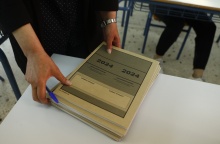Καθηγήτρια μοιράζει τα τετράδια απαντήσεων στις Πανελλήνιες 2024
