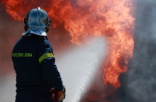 Πυροσβέστης κατά την κατάσβεση φωτιάς