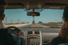 Άτομα σε αυτοκίνητο κατευθύνονται με αυτοκίνητο σε περιοχή του Έβρου