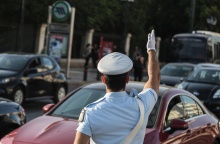 Τροχονόμος ρυθμίζει την κυκλοφορία των οχημάτων στο κέντρο της Αθήνας