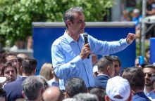 Ο Κυριάκος Μητσοτάκης μιλά σε πλήθος στην Κρήτη