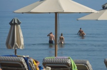 Ξαπλώστρα και ομπρέλα σε παραλία