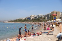 Λουόμενοι απολαμβάνουν στιγμές δροσιάς σε παραλία στην Αττική