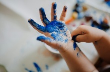 Χεράκι παιδιού βαμμένο με μπλε μπογιά