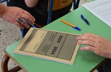 Τετράδιο απαντήσεων των Πανελληνίων 2024 σε θρανίο