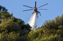Φωτιά τώρα - Πυροσβεστικό αεροπλάνο επιχειρεί σε πυρκαγιά
