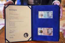 Κυκλοφόρησαν τα νέα βρετανικά χαρτονομίσματα με τον Κάρολο