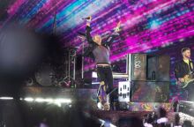 Coldplay: Βίντεο και φωτογραφίες από την εντυπωσιακή συναυλία τους στο κατάμεστο ΟΑΚΑ - Οι διάσημοι που παραβρέθηκαν και οι ευχαριστίες του Κρις Μάρτιν.  