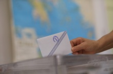 Χέρι ρίχνει ψηφοδέλτιο στην κάλπη